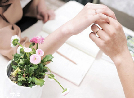 婚戒可以戴中指嗎？婚戒能戴在中指上嗎？