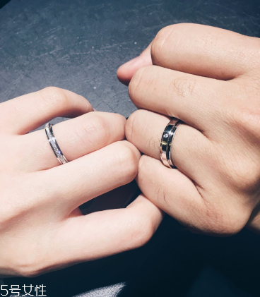 婚戒是男左女右嗎？婚戒應(yīng)該戴左手還是右手？