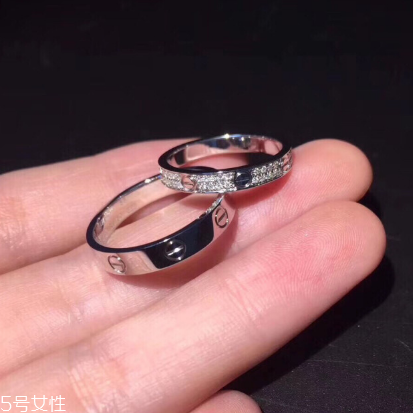 婚戒是男左女右嗎？婚戒應(yīng)該戴左手還是右手？