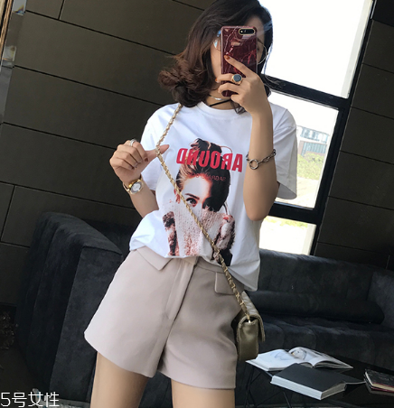 夏天白色t恤怎么搭配？夏季白t搭配竅門