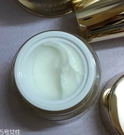 眼霜晚上用好還是白天用好？眼霜最佳使用時間