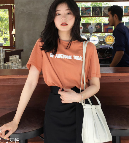 女生穿什么短袖好看？女生適合穿什么短袖？