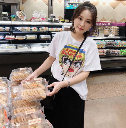 女生穿什么短袖好看？女生適合穿什么短袖？