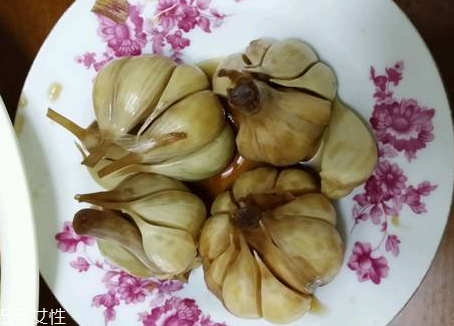 腌蒜變綠可以吃嗎？腌制的大蒜綠了能吃嗎？