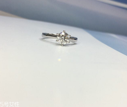 鉆戒是訂婚買還是結婚買？鉆戒訂婚就要買嗎？