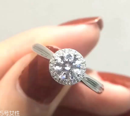 鉆戒是定制還是成品好？鉆戒買定制的還是買成品？