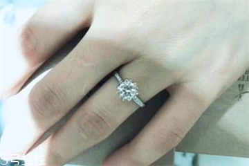 鉆戒是定制還是成品好？鉆戒買定制的還是買成品？