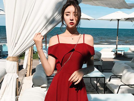 夏天穿什么顏色連衣裙好？夏天適合什么顏色連衣裙？