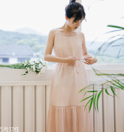夏天穿什么顏色連衣裙好？夏天適合什么顏色連衣裙？