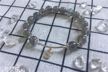 月光石是水晶嗎？月光石和水晶是一種嗎？