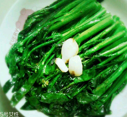 芥蘭炒飯怎么做？雞蛋怎么做成蛋炒飯？