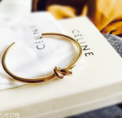 手鐲可以戴兩只手嗎？手鐲可以兩只手同時戴嗎？