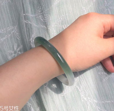 手鐲可以讓別人摸嗎？手鐲被別人摸了有影響嗎？