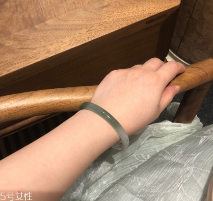 手鐲可以讓別人摸嗎？手鐲被別人摸了有影響嗎？