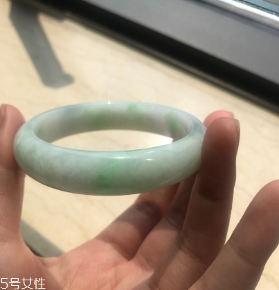 手鐲有裂紋還值錢嗎？手鐲有裂紋影響價格嗎？