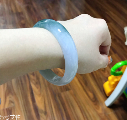 手鐲有裂紋還值錢嗎？手鐲有裂紋影響價格嗎？