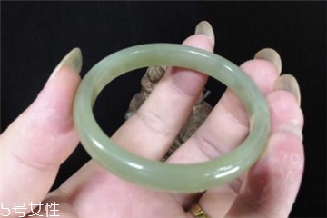 手鐲有裂紋還值錢嗎？手鐲有裂紋影響價格嗎？