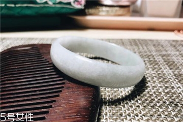 手鐲是玉的好還是翡翠的好？手鐲買玉的還是翡翠的？