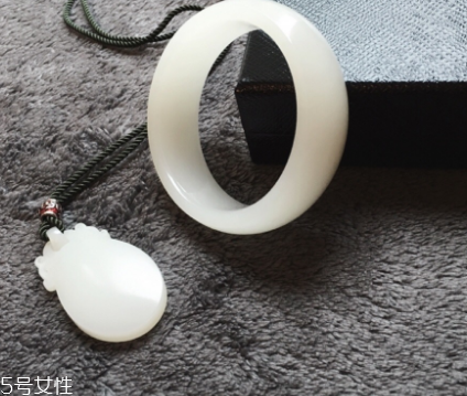 手鐲是圓的好還是扁的好？手鐲買圓的還是扁的？