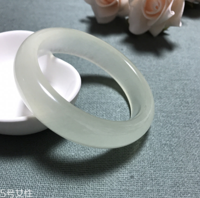 手鐲戴不進(jìn)去怎么辦？手鐲戴不進(jìn)去解決妙招