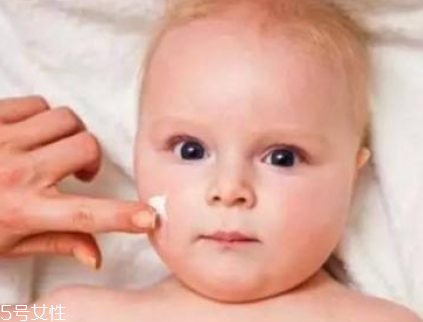 嬰兒乳液和寶寶潤膚霜哪個好？嬰兒乳液和寶寶潤膚霜區(qū)別