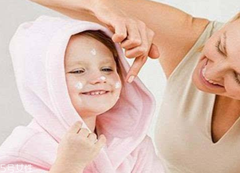 嬰兒乳液和寶寶潤膚霜哪個好？嬰兒乳液和寶寶潤膚霜區(qū)別