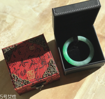 手鐲什么顏色好看？手鐲買哪種顏色好？