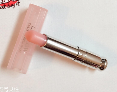 唇膏用完里邊怎么打開？唇膏剩一截怎么挖出來？