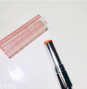 唇膏用完里邊怎么打開？唇膏剩一截怎么挖出來？
