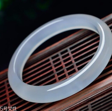 玉髓手鐲一般多少錢？玉髓手鐲市場(chǎng)價(jià)格