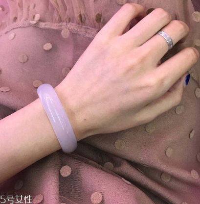玉髓手鐲什么顏色好？玉髓手鐲顏色推薦