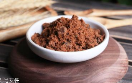 紅糖面膜用什么水稀釋？紅糖面膜用熱水還是冷水泡？