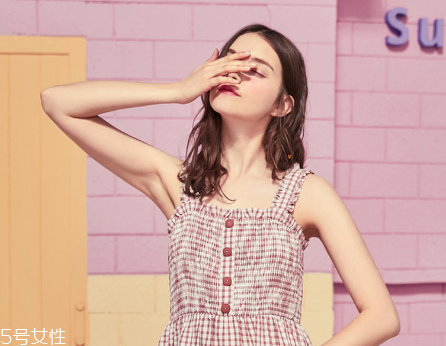 吊帶長(zhǎng)裙怎么搭配？吊帶長(zhǎng)裙搭配法則