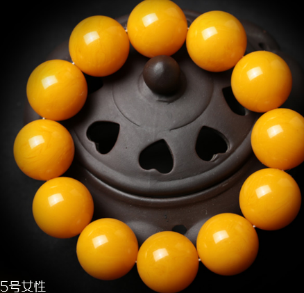 蜜蠟手串可以沾水嗎？蜜蠟手串能碰水嗎？