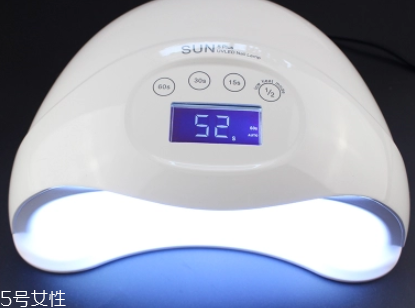 美甲燈會(huì)把手照黑嗎？美甲燈之前要涂防曬霜嗎？