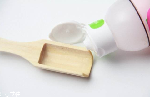 油皮痘痘肌怎么護(hù)膚？油皮致痘的4大誤區(qū)