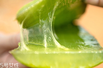 蘆薈水可以當(dāng)爽膚水用嗎？