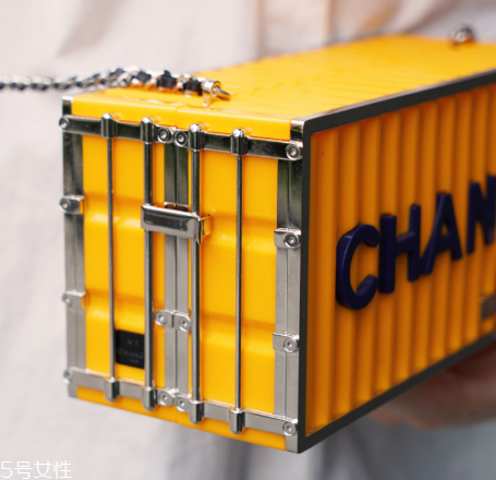 chanel集裝箱多少錢？香奈兒集裝箱包包正品價格