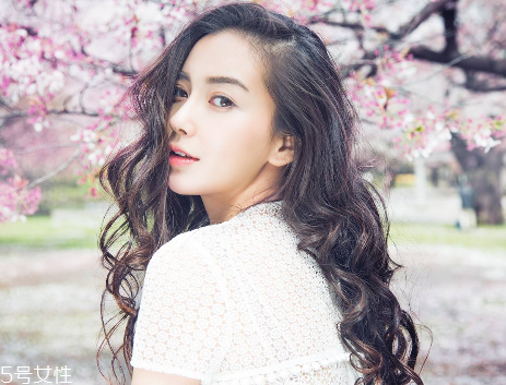 染發(fā)會(huì)使頭發(fā)變白嗎？頭發(fā)變白不是染發(fā)的鍋