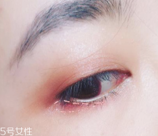 下眼影怎么畫顯眼睛大？眼睛變大2倍的下眼影畫法