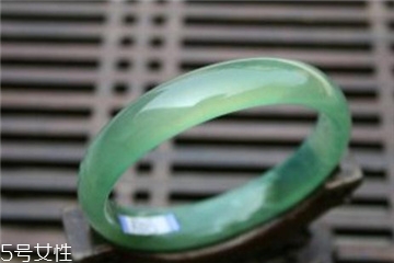 藍(lán)田玉手鐲一般多少錢 性價比很高的飾品