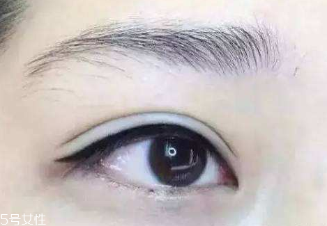 美瞳線(xiàn)應(yīng)該紋在哪里 紋在眼皮上
