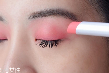 怎樣用口紅畫(huà)眼影 一定要先定妝