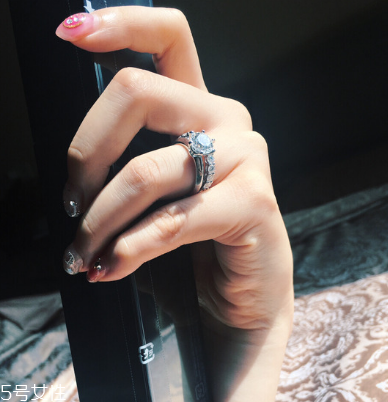 求婚戒指買(mǎi)一個(gè)還是一對(duì) 原來(lái)這么多講究