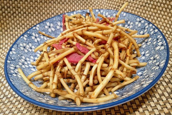 折耳根可以治療胃炎嗎？這個(gè)季節(jié)挖折耳根最嫩最討喜