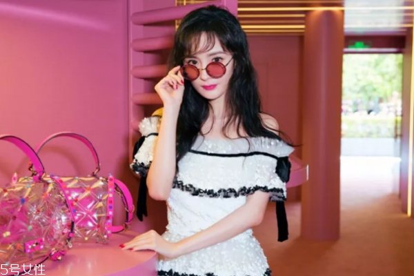 女生戴眼鏡怎么化妝 4技巧畫(huà)出精靈雙眼