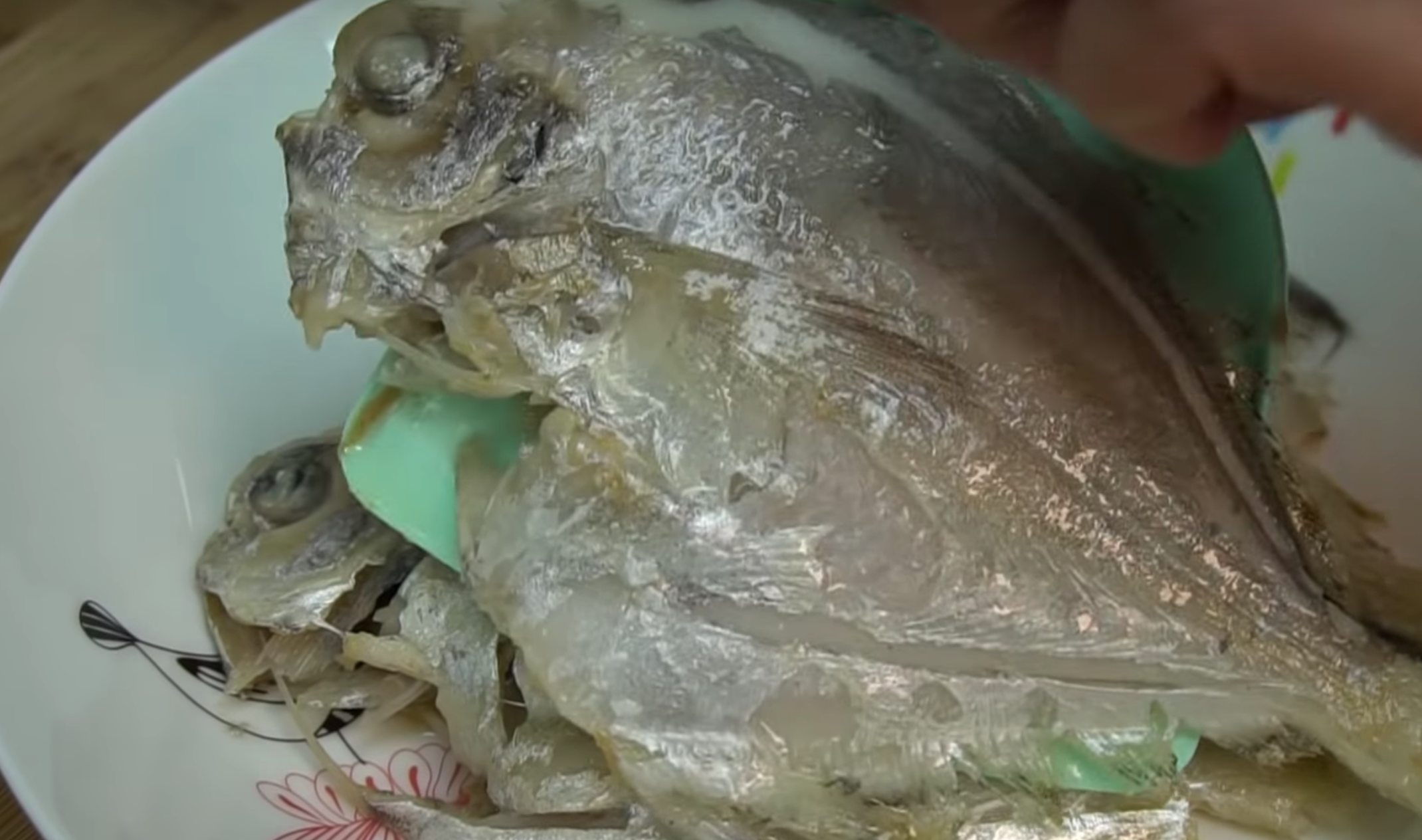 白鯧魚(yú)怎么做好吃 酸甜可口番茄燜白鯧的做法