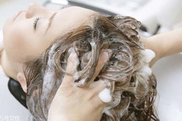 頭發(fā)愛出油怎么辦 4招讓你告別油性發(fā)質
