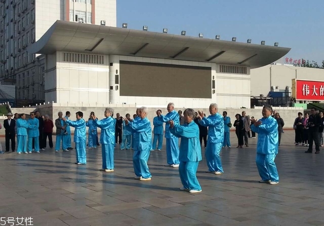 太極拳能治病嗎？太極拳能治什么?。?></p><h3>練習(xí)太極拳的注意事項(xiàng)</h3><p>1. 太極拳訓(xùn)練方法</p><p>1) 靜心用意，呼吸自然，即練拳要求思想安靜集中，專心引導(dǎo)動(dòng)作，呼吸平穩(wěn)，深勻自然，不可勉強(qiáng)憋氣。</p><p>2) 中正安舒，柔和緩慢，即身體保持舒松自然，不偏不倚，動(dòng)作如行云流水，輕柔勻緩。</p><p>3) 動(dòng)作弧形，圓活完整，即動(dòng)作要呈弧形式螺旋形，轉(zhuǎn)換圓活不滯，同時(shí)以腰作軸，上下相隨，周身組成一個(gè)整體。</p><p>4) 連貫協(xié)調(diào)，虛實(shí)分明，即動(dòng)作要連綿不斷，銜接和順，處處分清虛實(shí)，重心保持穩(wěn)定。</p><p>5) 輕靈沉著，剛?cè)嵯酀?jì)，即每一動(dòng)作都要輕靈沉著，不浮不僵，外柔內(nèi)剛，發(fā)勁要完整，富有彈性，不可使用拙力。</p><p>2. 練習(xí)太極拳的要領(lǐng)</p><p>1) 虛領(lǐng)頂勁：頭頸似向上提升，并保持正直，要松而不僵可轉(zhuǎn)動(dòng);</p><p>2) 含胸拔背、沉肩垂肘：即胸要含不能挺，肩不能聳而要沉，肘不能抬而要下垂，全身要自然放松;</p><p>3)
手眼相應(yīng)，以腰為軸，移步似貓行，虛實(shí)分清：指打拳時(shí)必須上下呼應(yīng)，融為一體，要求動(dòng)作出于意，發(fā)于腰，動(dòng)于手，眼隨手轉(zhuǎn)，兩下肢弓步和虛步分清而交替，練到腿上有勁，輕移慢放沒有聲音;</p><p>4) 動(dòng)中求靜，動(dòng)靜結(jié)合：即肢體動(dòng)而腦子靜，思想要集中于打拳;</p><p>5) 式式均勻，連綿不斷：指每一式的動(dòng)作快慢均勻，而各式之間又是連綿不斷，全身各部位肌肉舒松協(xié)調(diào)而緊密銜接;</p><p>6) 打太極拳要求有意地運(yùn)用腹式呼吸，加大呼吸深度，從而改善呼吸機(jī)能和血液循環(huán);</p><p>7)
練習(xí)太極拳是一個(gè)循序漸進(jìn)的過程，需要持之以恒;同時(shí)，在練習(xí)時(shí)應(yīng)多加觀摩，相互學(xué)習(xí)交流;相信經(jīng)過認(rèn)真的練習(xí)和不斷的努力，都可以收到強(qiáng)身健體的效果</p> </div>
<div align=
