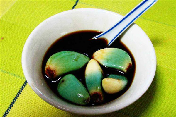 醋泡大蒜為什么會變綠 屬于正?，F(xiàn)象
